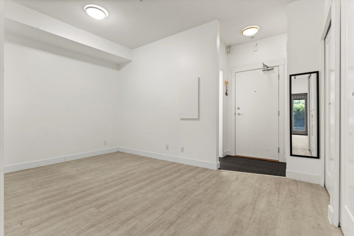 Kitchen Island Photo of 101 33538 Marshall Road, Abbotsford, BC