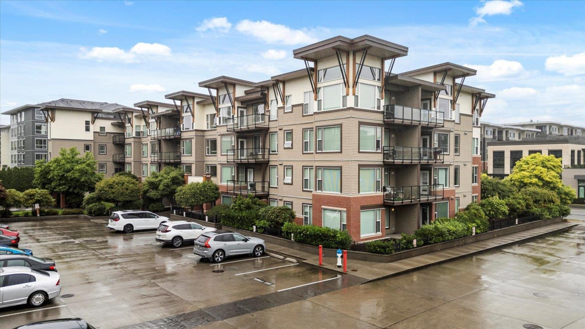 Living Room Photo of 101 33538 Marshall Road, Abbotsford, BC