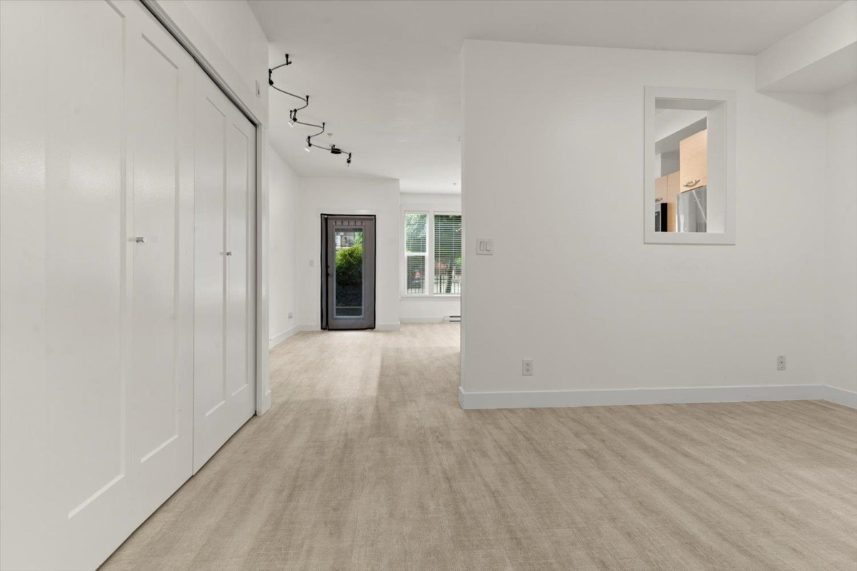 Primary Bathroom Photo of 101 33538 Marshall Road, Abbotsford, BC