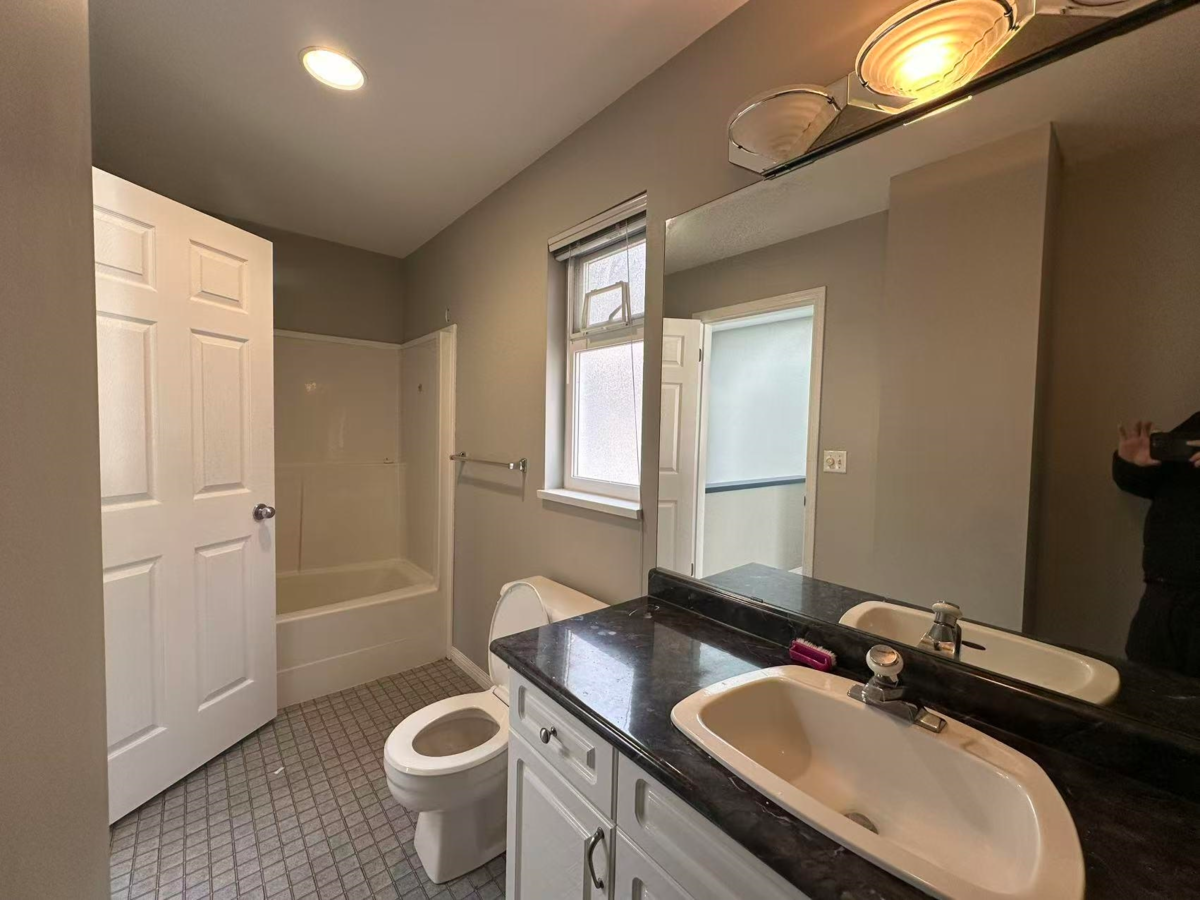 Basement Recreation Room Photo of 14768 Mcdonald Avenue, White Rock, BC