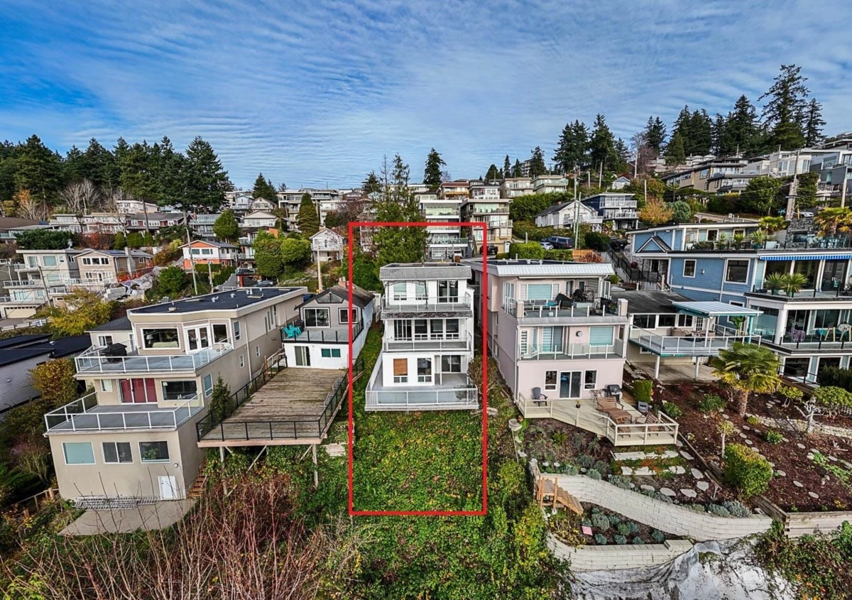 Family Room Photo of 14768 Mcdonald Avenue, White Rock, BC