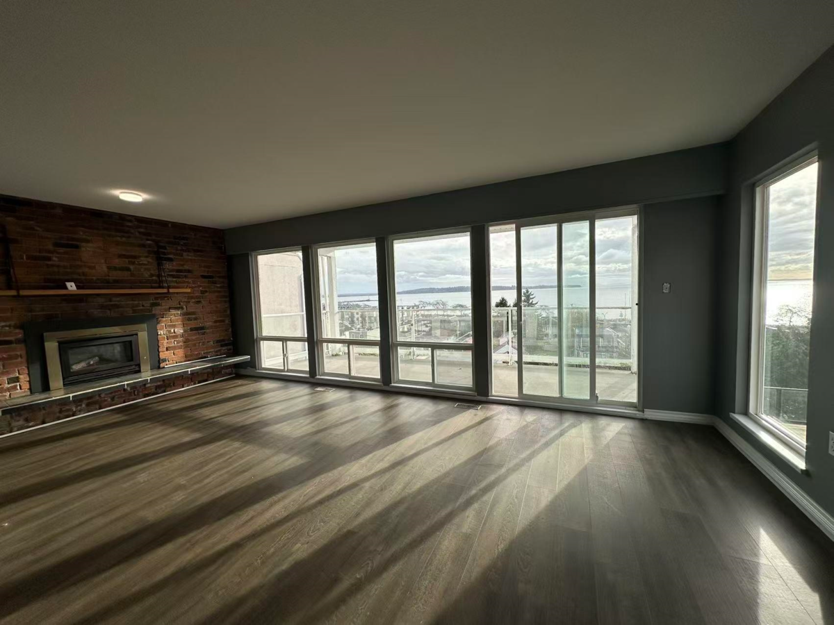 Kitchen Island Photo of 14768 Mcdonald Avenue, White Rock, BC