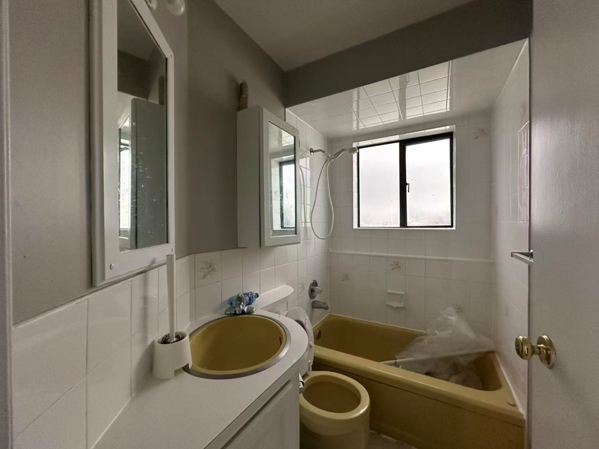 Mudroom Photo of 14768 Mcdonald Avenue, White Rock, BC