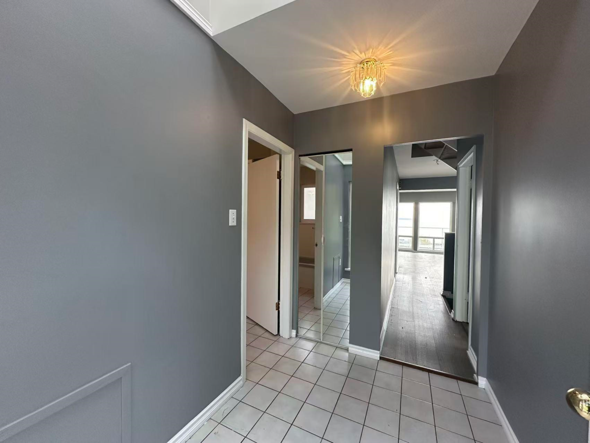 Walk-In Closet Photo of 14768 Mcdonald Avenue, White Rock, BC