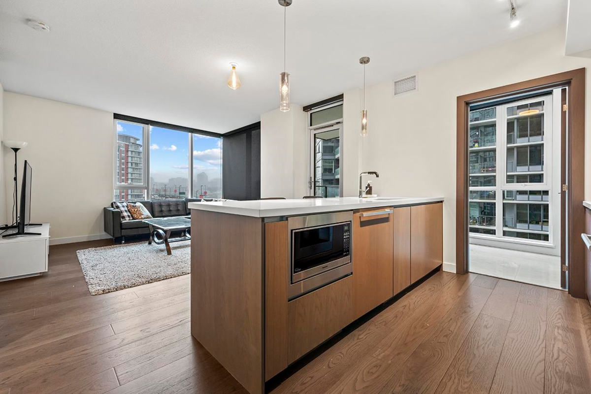 Kitchen Photo of 758 38 Smithe Street, Vancouver, BC
