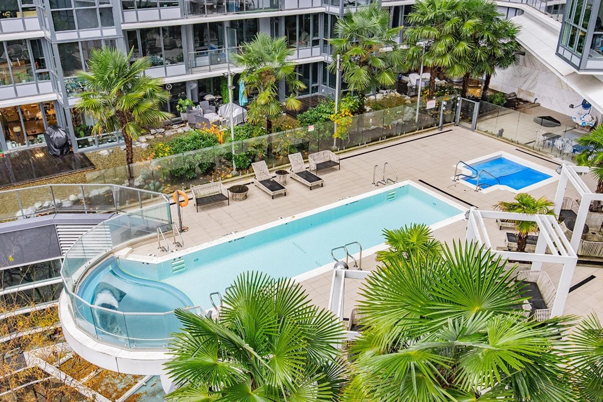 Mudroom Photo of 758 38 Smithe Street, Vancouver, BC