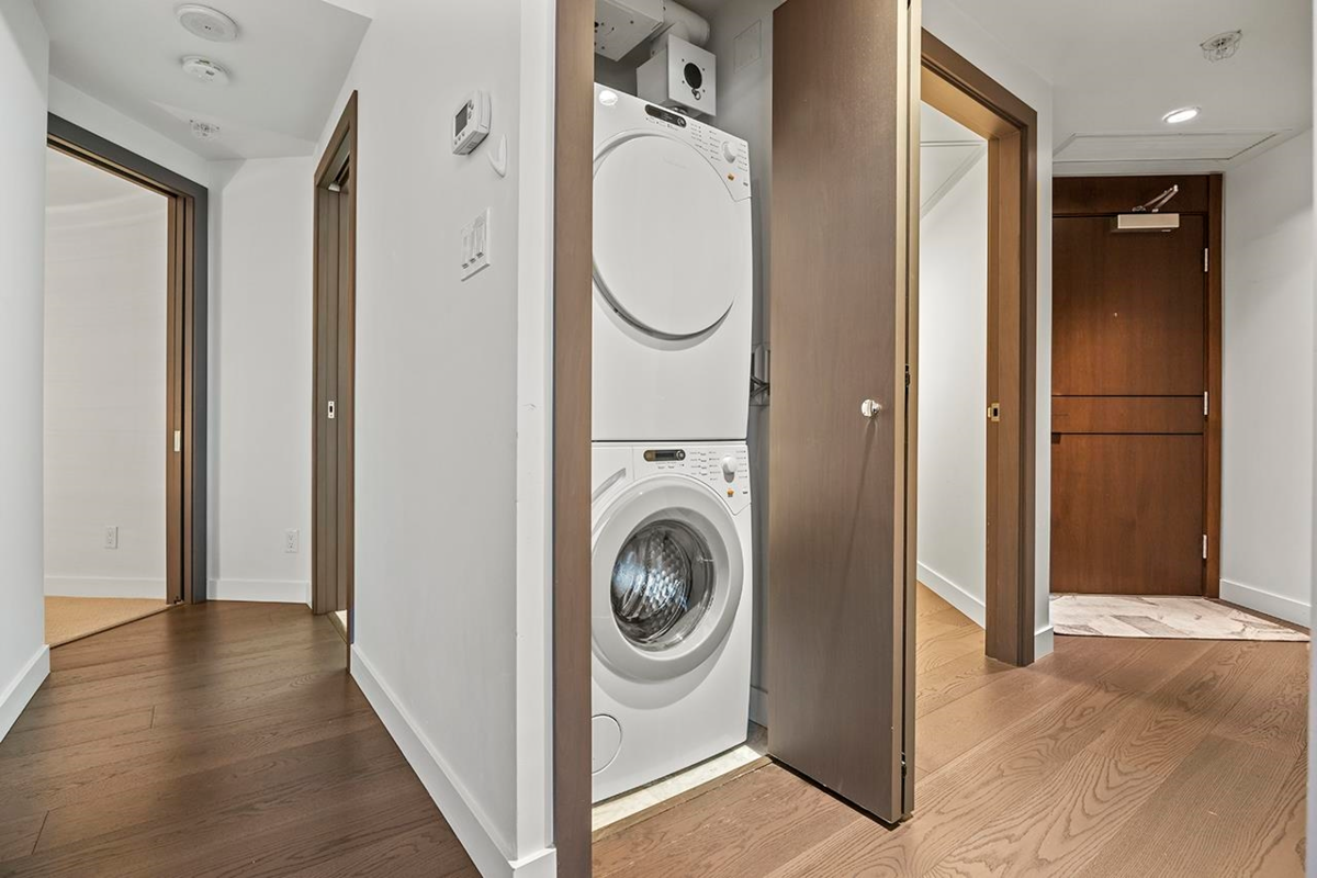 Powder Room Photo of 758 38 Smithe Street, Vancouver, BC