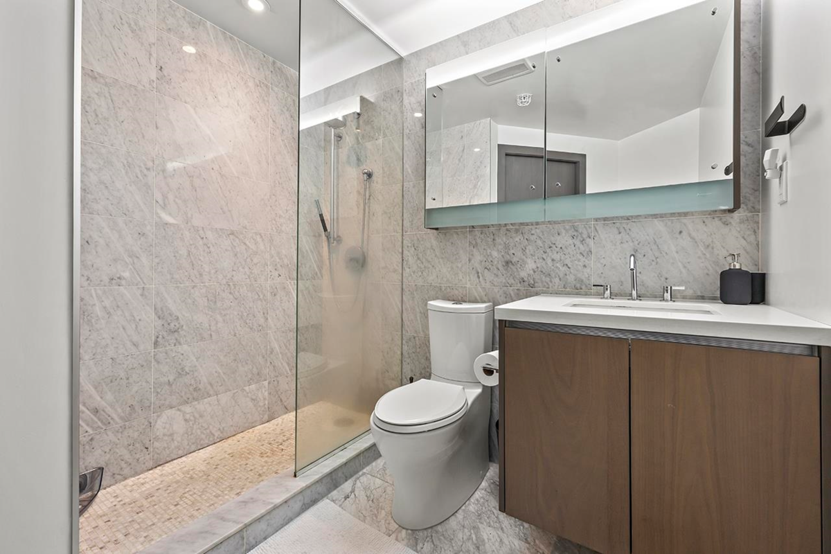 Primary Bathroom Photo of 758 38 Smithe Street, Vancouver, BC