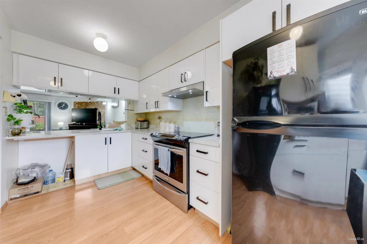 Kitchen Photo of 10 7540 138 Street, Surrey, BC
