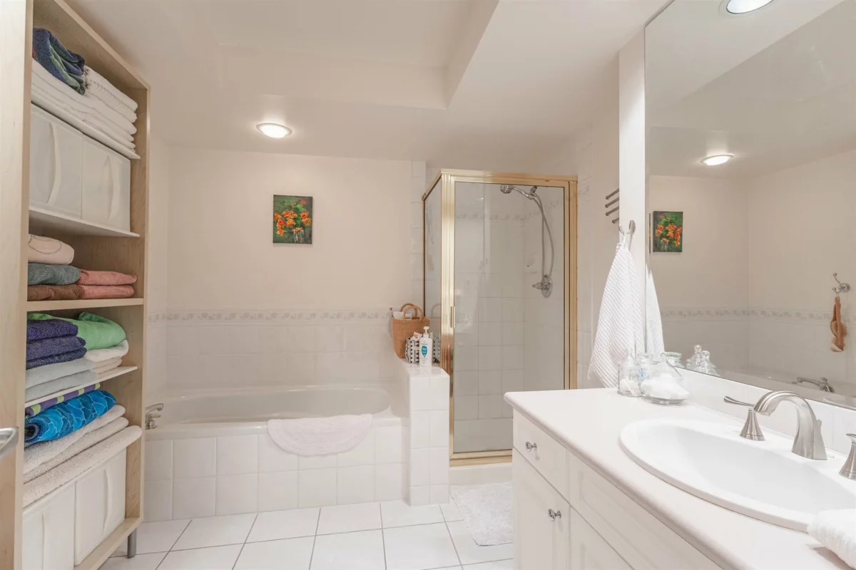 Bedroom 3 Photo of 207 15466 North Bluff Road, White Rock, BC