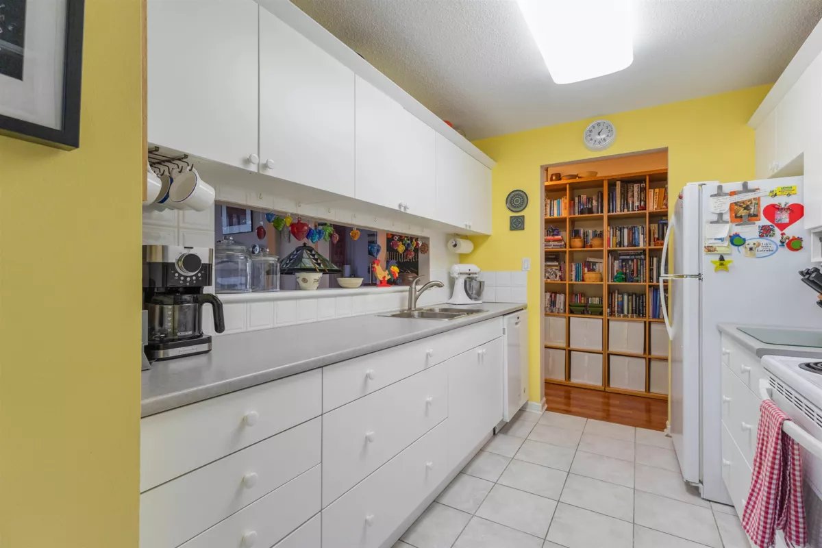 Breakfast Nook Photo of 207 15466 North Bluff Road, White Rock, BC