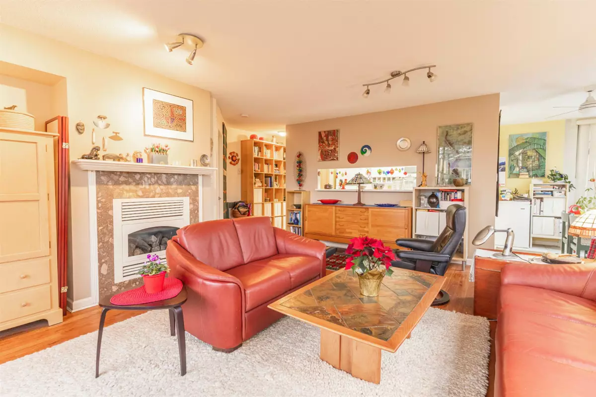 Guest Bathroom Photo of 207 15466 North Bluff Road, White Rock, BC