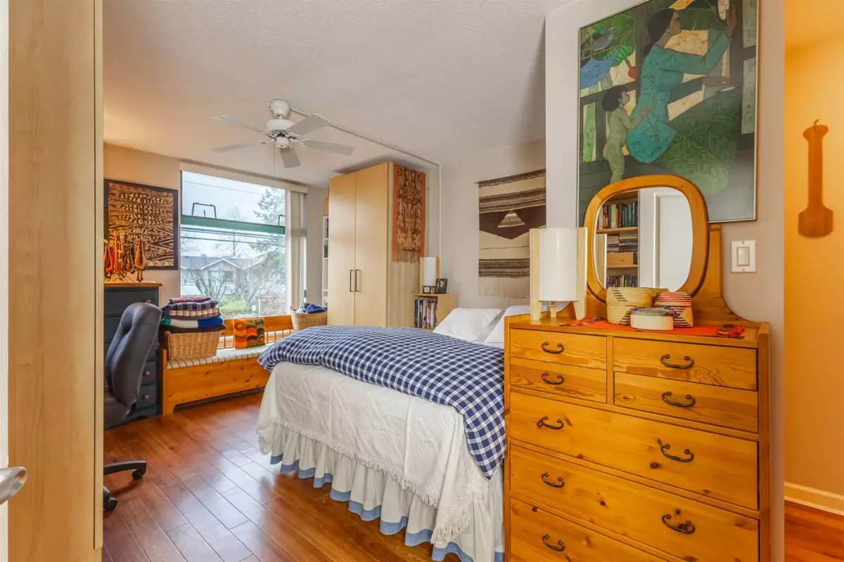 Primary Bathroom Photo of 207 15466 North Bluff Road, White Rock, BC