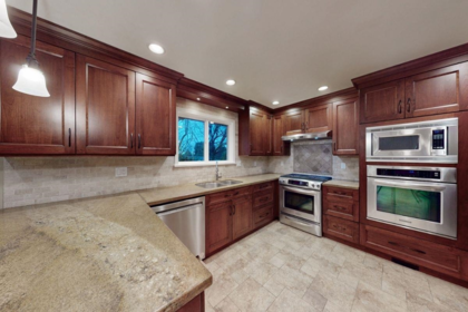 Kitchen Island Photo of 1550 Kent Street, White Rock, BC