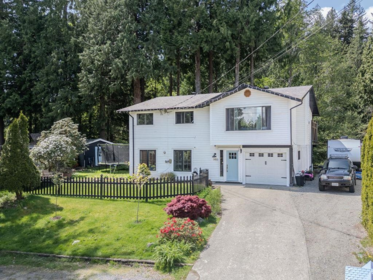 1453 Davidson Road, Gibsons, BC, Gibsons — Single Family Residence for sale