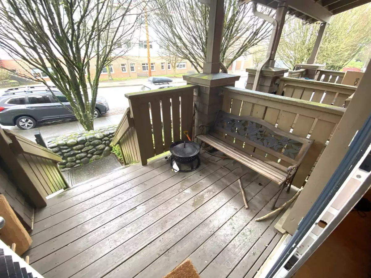 Front Yard Photo of 112 675 Park Crescent, New Westminster, BC