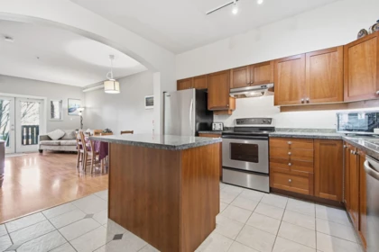 Kitchen Island Photo of 112 675 Park Crescent, New Westminster, BC