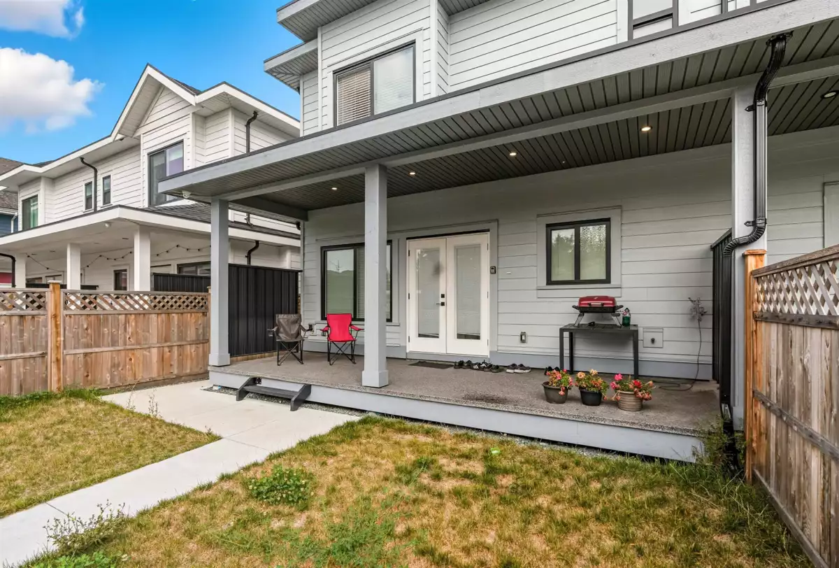 Entry Foyer Photo of 18460 64 Avenue, Surrey, BC