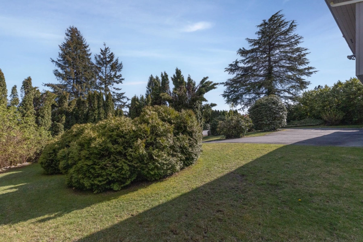 Front Yard Photo of 905 Greenwood Road, West Vancouver, BC