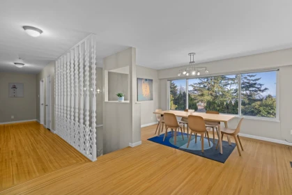 Walk-In Closet Photo of 905 Greenwood Road, West Vancouver, BC
