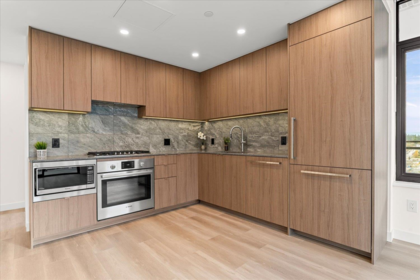 Kitchen Island Photo of 2010 626 Claremont Street, Coquitlam, BC