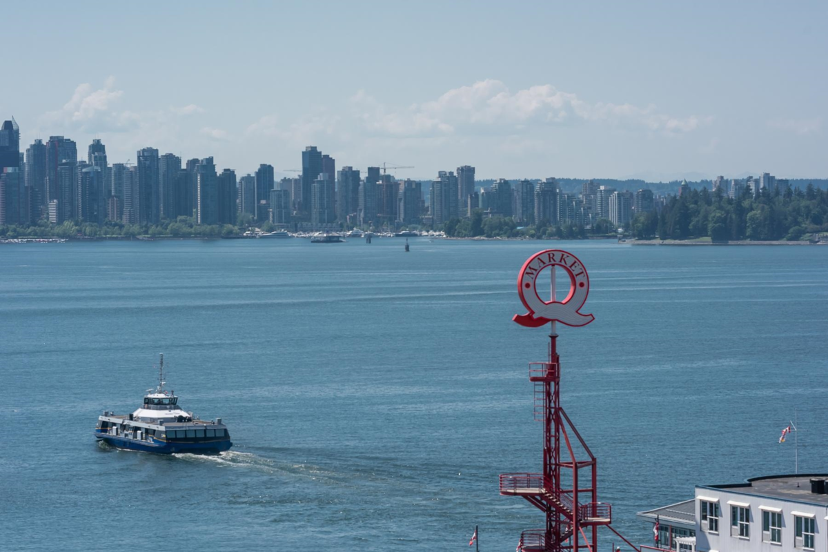 Kitchen Island Photo of 1003 133 E Esplanade, North Vancouver, BC
