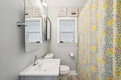 Guest Bathroom Photo of 7334 Alder Street, Mission, BC