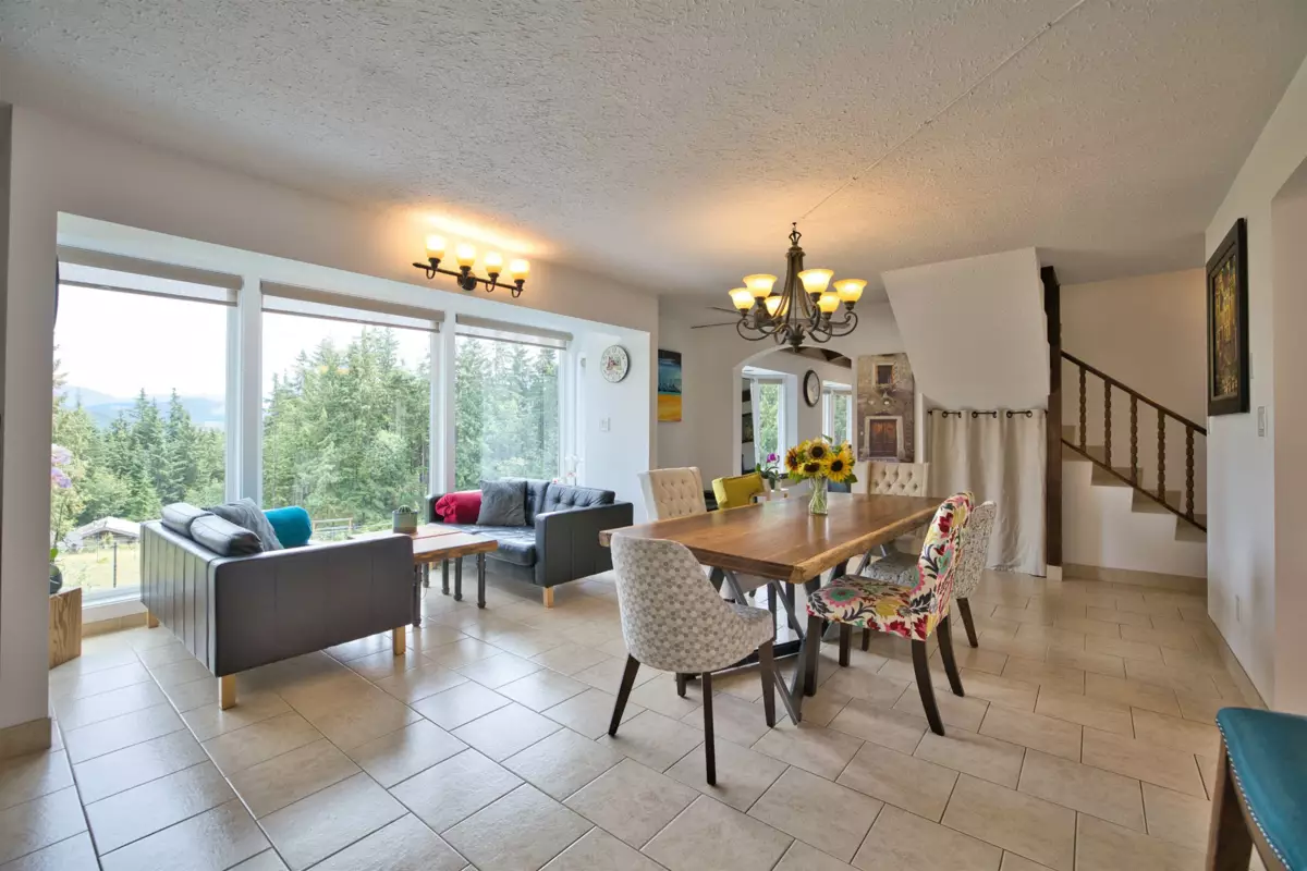 Breakfast Nook Photo of 13100 Bell Street, Mission, BC