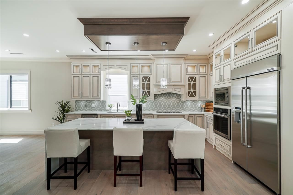 Kitchen Island Photo of 9487 162a Street, Surrey, BC