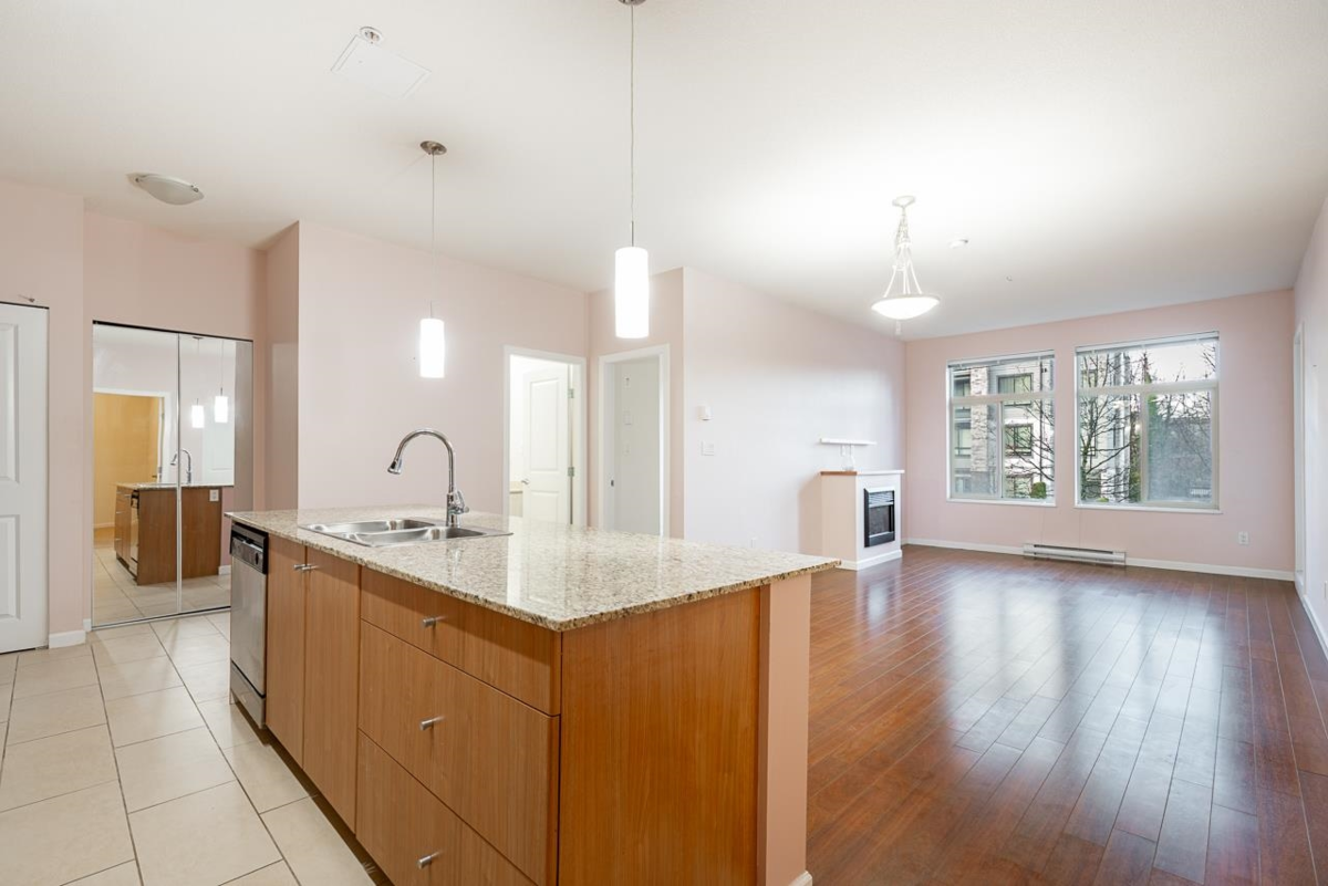 Kitchen Photo of 202 15388 101 Avenue, Surrey, BC