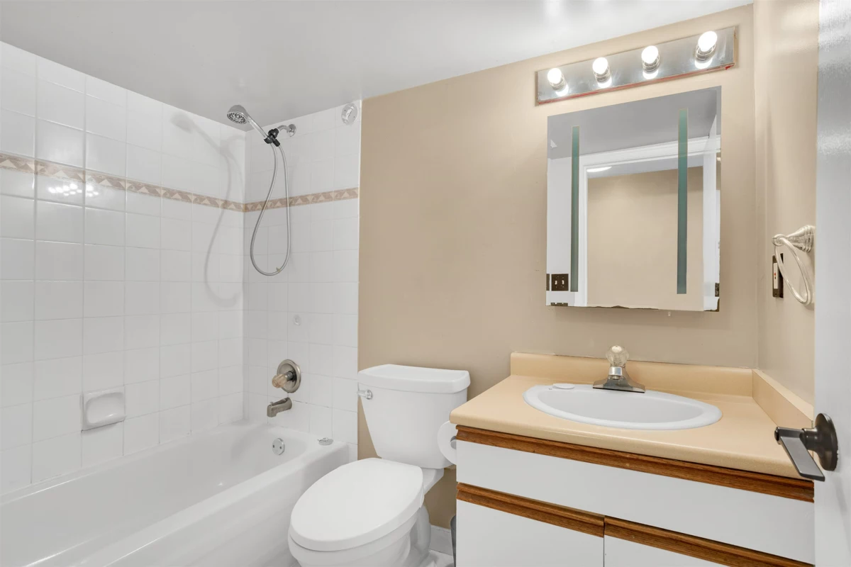 Hallway Photo of 14663 109 Avenue, Surrey, BC