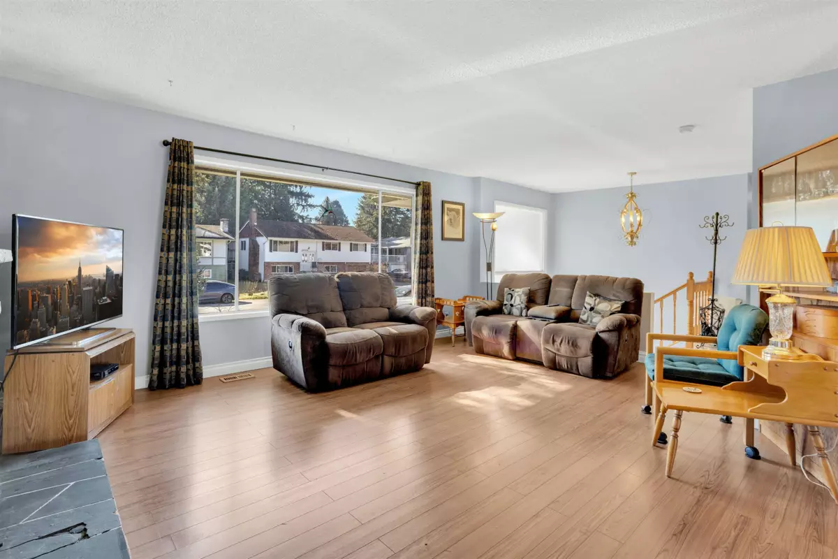 Kitchen Photo of 14663 109 Avenue, Surrey, BC