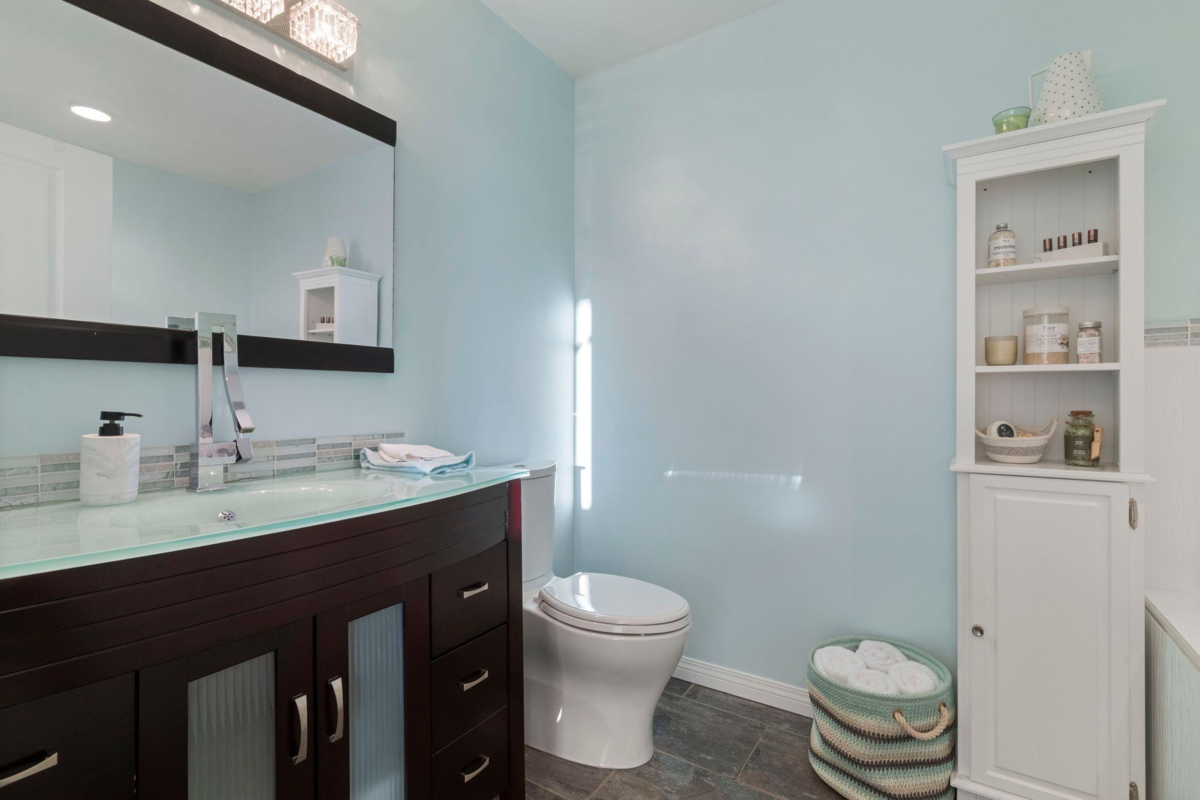 Powder Room Photo of 1401 120 W 16th Street, North Vancouver, BC