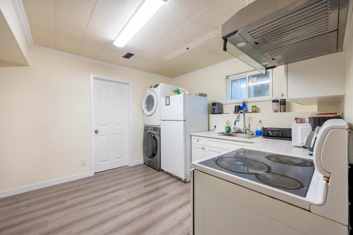 Entry Foyer Photo of 675 Duncan Avenue, Burnaby, BC
