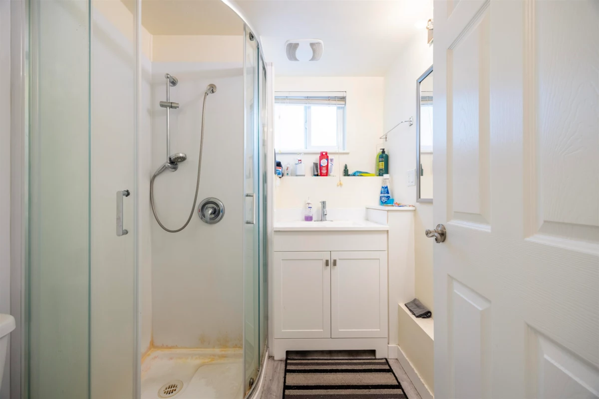 Hallway Photo of 675 Duncan Avenue, Burnaby, BC