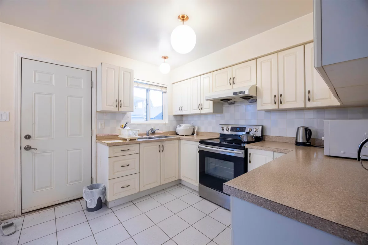 Primary Bedroom Photo of 675 Duncan Avenue, Burnaby, BC