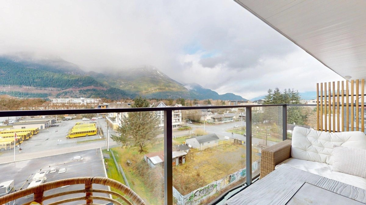 Kitchen Island Photo of 611 37881 Cleveland Avenue, Squamish, BC