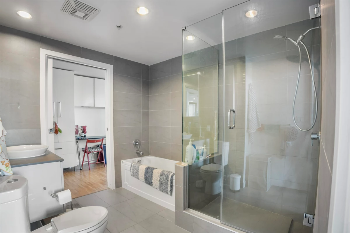 Guest Bathroom Photo of 1401 108 W Cordova Street, Vancouver, BC