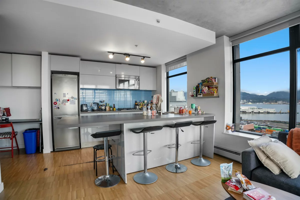 Kitchen Island Photo of 1401 108 W Cordova Street, Vancouver, BC