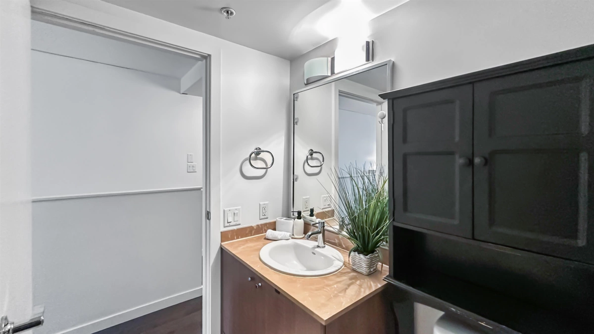 Guest Bathroom Photo of 616 610 Granville Street, Vancouver, BC