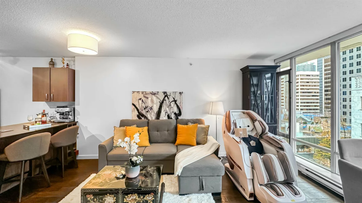 Kitchen Island Photo of 616 610 Granville Street, Vancouver, BC