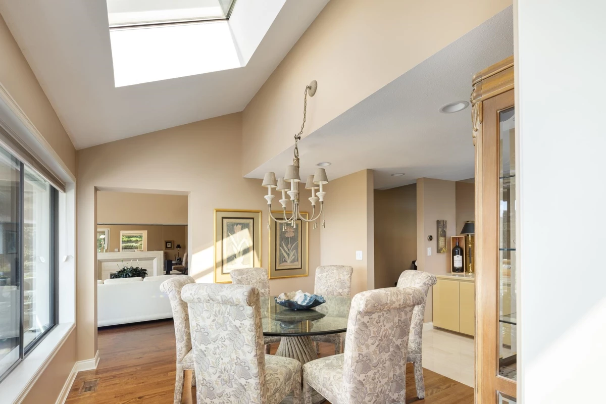 Kitchen Island Photo of 5267 Aspen Drive, West Vancouver, BC