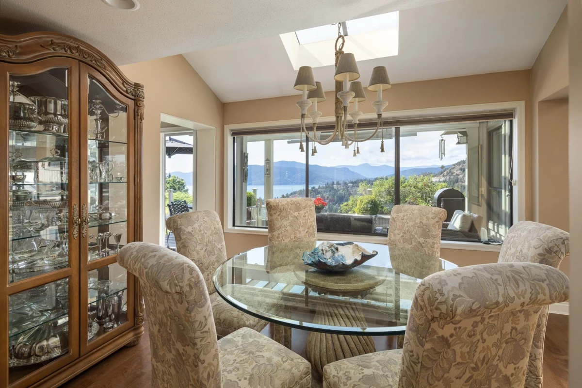 Kitchen Photo of 5267 Aspen Drive, West Vancouver, BC