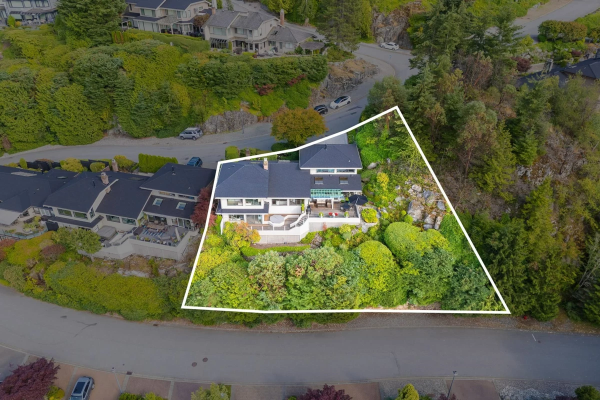 Swimming Pool Photo of 5267 Aspen Drive, West Vancouver, BC
