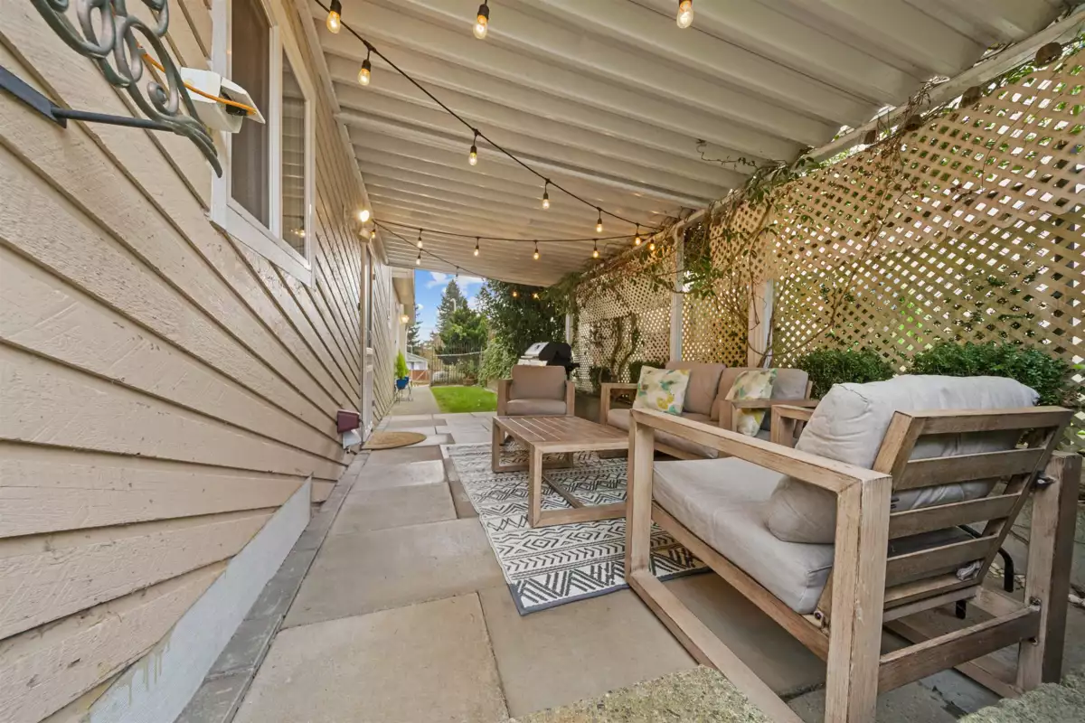 Dining Area Photo of 33139 Myrtle Avenue, Mission, BC