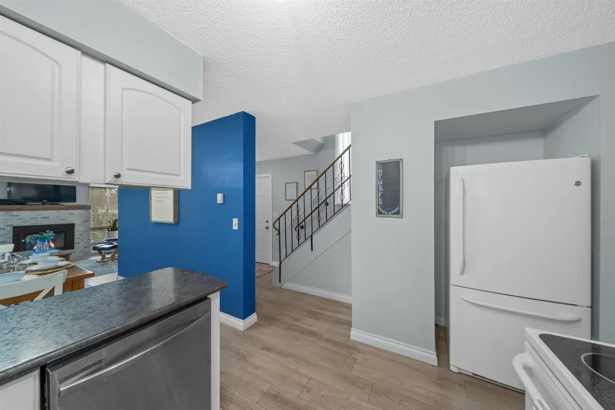 Guest Bathroom Photo of 33139 Myrtle Avenue, Mission, BC