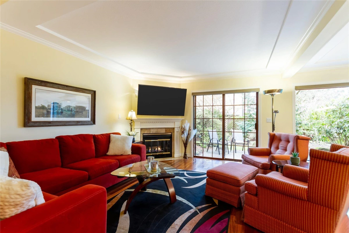 Kitchen Island Photo of 1 15140 20 Avenue, Surrey, BC