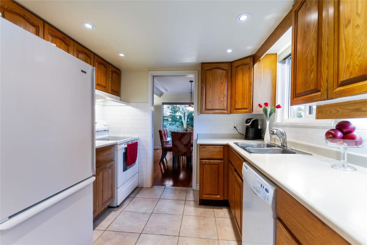 Primary Bathroom Photo of 1 15140 20 Avenue, Surrey, BC