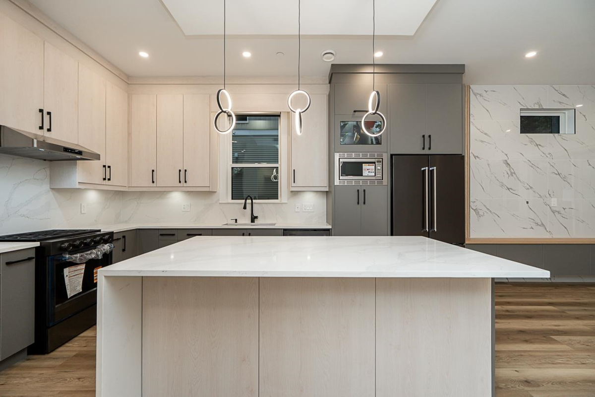 Primary Bathroom Photo of 3055 York Street, Port Coquitlam, BC