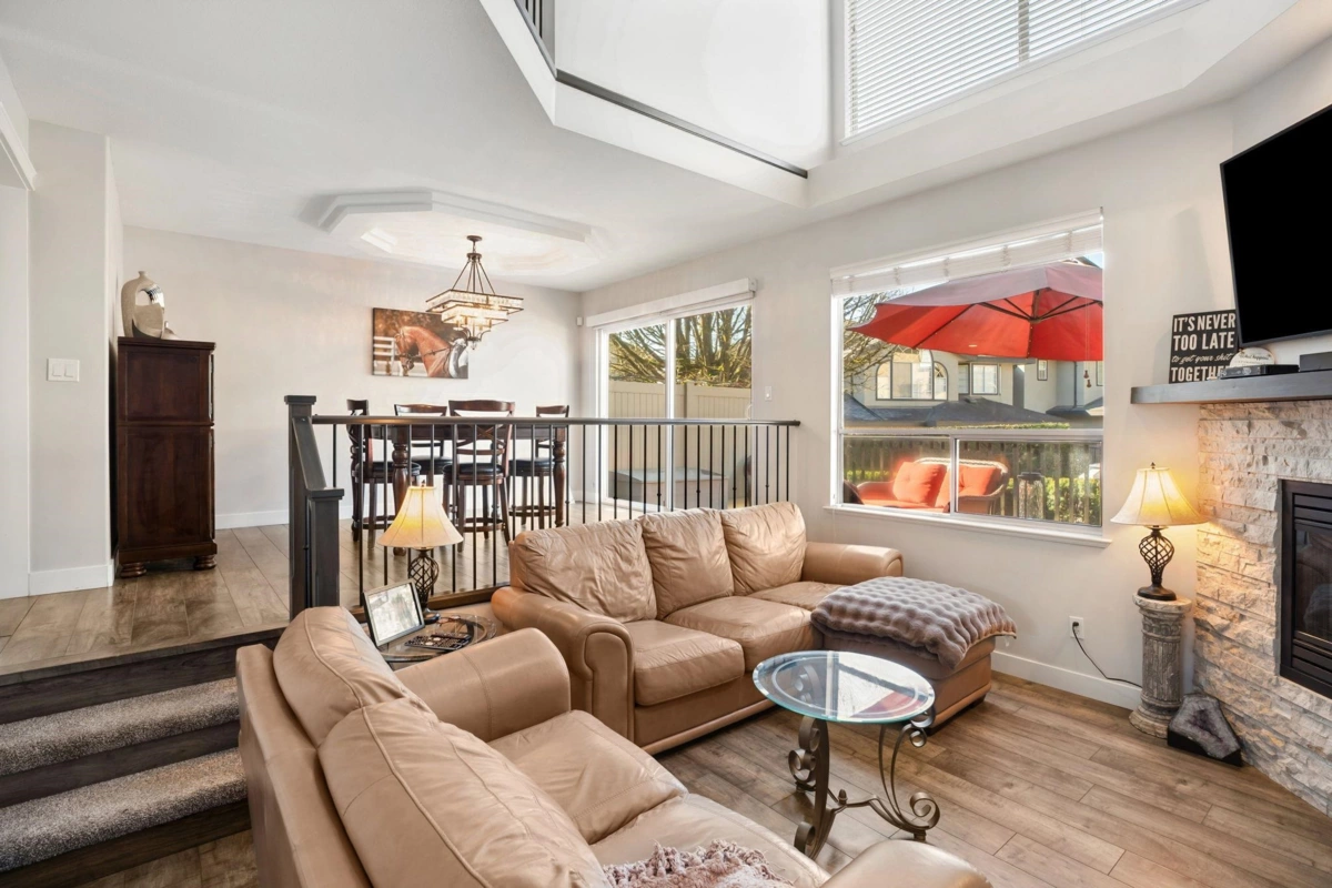 Kitchen Island Photo of 33 22488 116 Avenue, Maple Ridge, BC